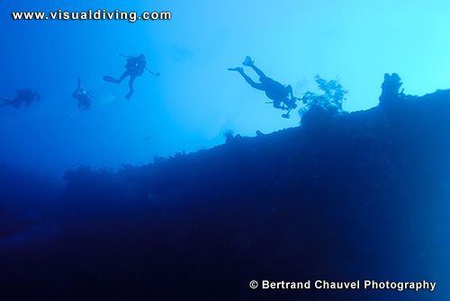 Divers and wreck (UW2_8986)