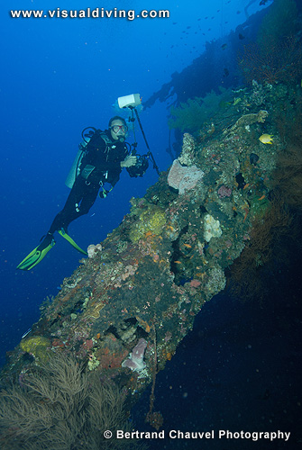 Photographer and wreck (UW2_8994)