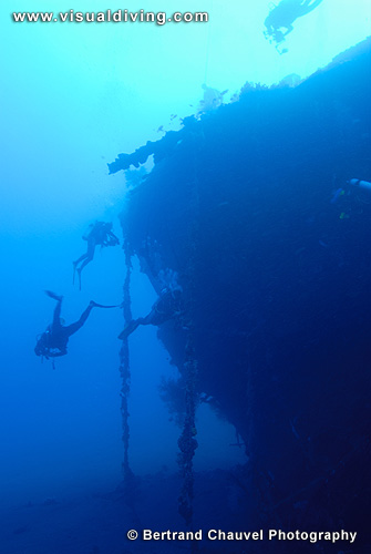 Divers and wreck (UW2_8995)
