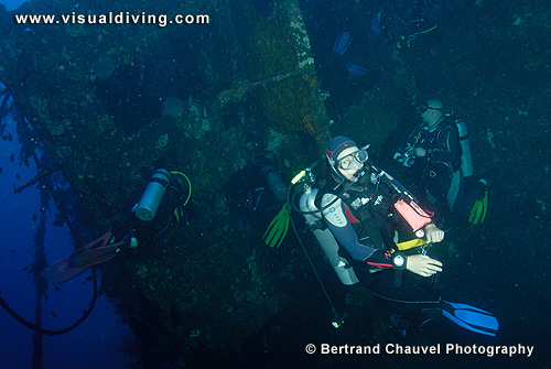 Divers and wreck (UW2_9000)